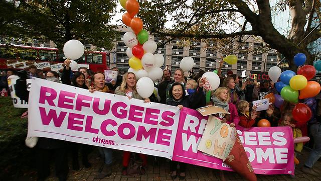 המעטים שמצפים לפליטים בבריטניה (צילום: AFP) (צילום: AFP)