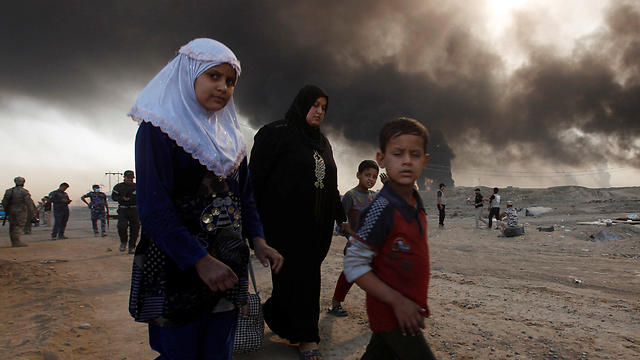 Children fleeing sulphur fumes (Photo: Reuters)