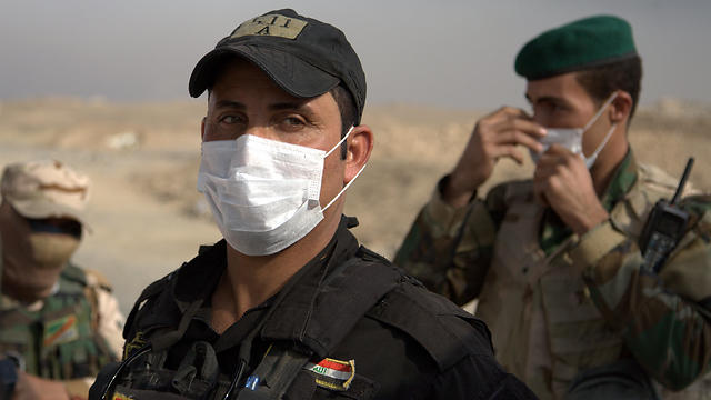 הכוחות העיראקיים עם מסכות  (צילום: AP) (צילום: AP)