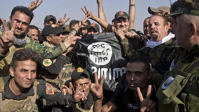 לוחמים נגד דאעש בעיראק (צילום: AP) (צילום: AP)