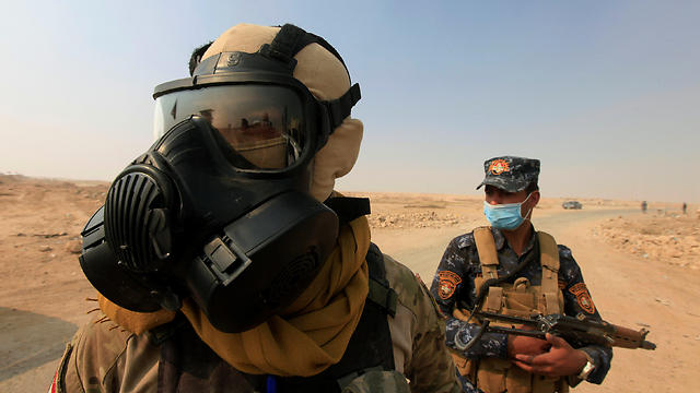 חיילים עם מסכות אב"כ ליד מוסול (צילום: רויטרס) (צילום: רויטרס)