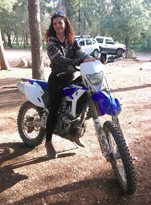 כמעט תמיד אישה יחידה בתחרויות האופנועים. מוניק אורבי (צילום: באדיבות מוניק אורבי)