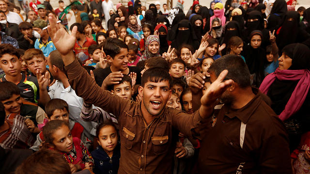 חוגגים בכפר ליד מוסול את שחרורו מדאעש (צילום: רויטרס) (צילום: רויטרס)