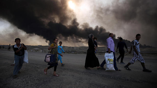 Civilians flee fighting in Mosul (Photo: AFP)