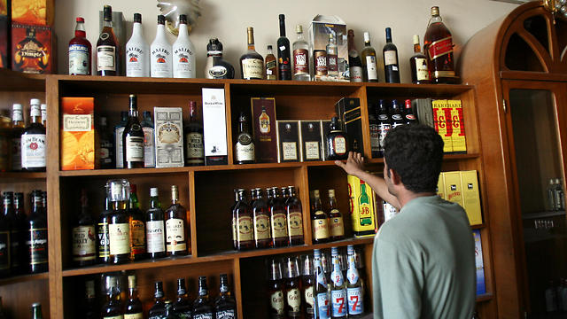 איסור גורף על ייבוא, ייצור ומכירת אלכוהול (צילום: AP) (צילום: AP)
