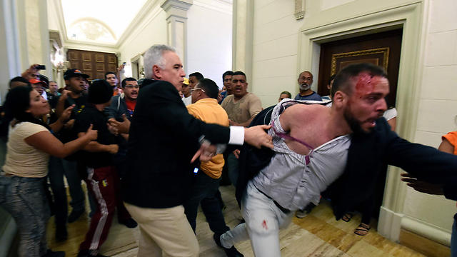 Supporters of Nicolas Maduro break into the Congress building (Photo: AFP)