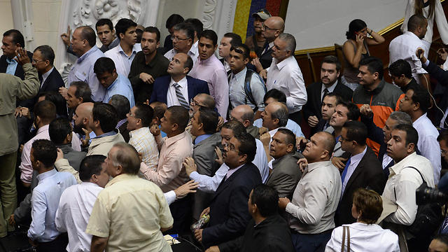 Maduro supporters storm the Venezuelan Congress (Photo: AFP)