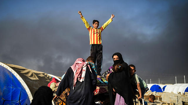 ילדים עיראקים במחנה פליטים בעיירה אל-קיארה, דרומית למוסול (צילום: AFP) (צילום: AFP)