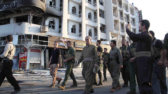 אנשי צבא עיראק מסיירים בכירכוכ המפויחת לאחר בלימת דאעש (צילום: AFP) (צילום: AFP)