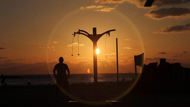 שקיעה בחוף בוגרשוב בתל אביב (צילום: מוטי קמחי) (צילום: מוטי קמחי)
