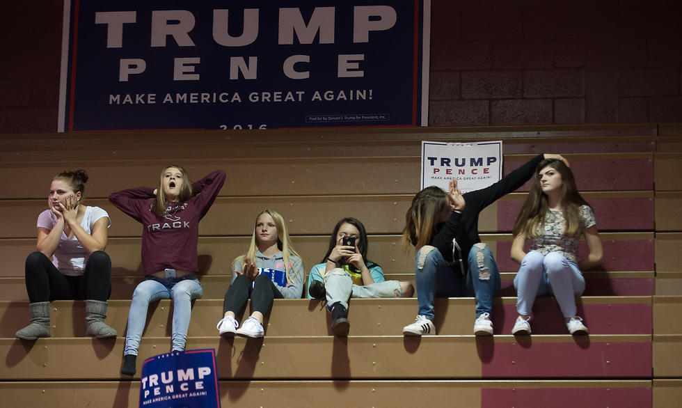 צעירות בכינוס בחירות של טראמפ בפנסליבניה. רק 24% חושבים שהוא כשיר להיות נשיא (צילום: AFP) (צילום: AFP)