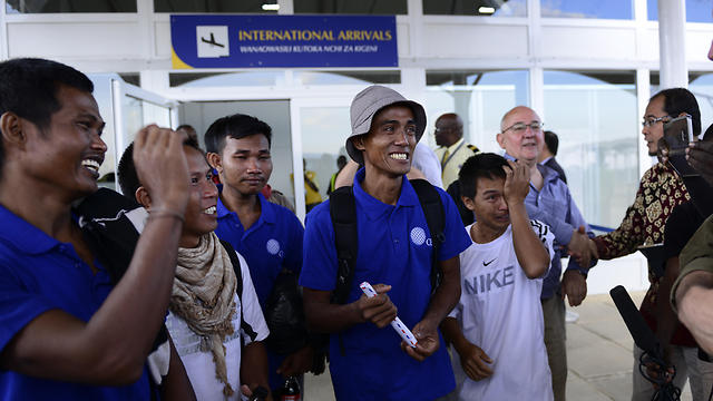 כל המלחים ששוחררו נחתו בנמל התעופה בניירובי, בירת קניה (צילום: AP) (צילום: AP)