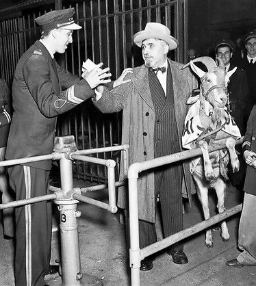 וויליאם סיאניס והתיש מרפי מנסים להיכנס למשחק ב-1945 (Florida Standard)