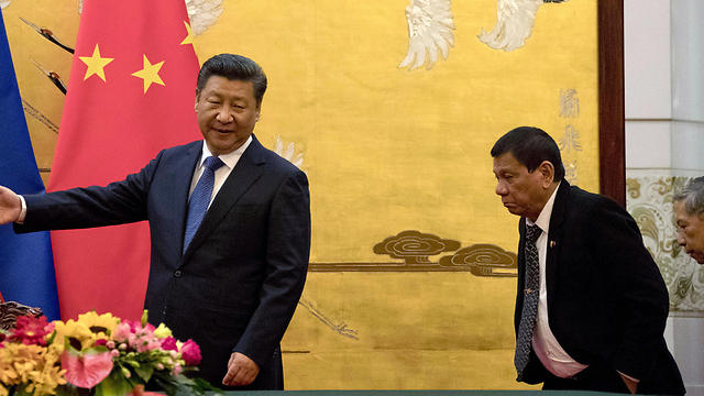 לעס מסטיק בעת פגישתו עם נשיא סין שי. דוטרטה בבייג'ינג (צילום: AP) (צילום: AP)