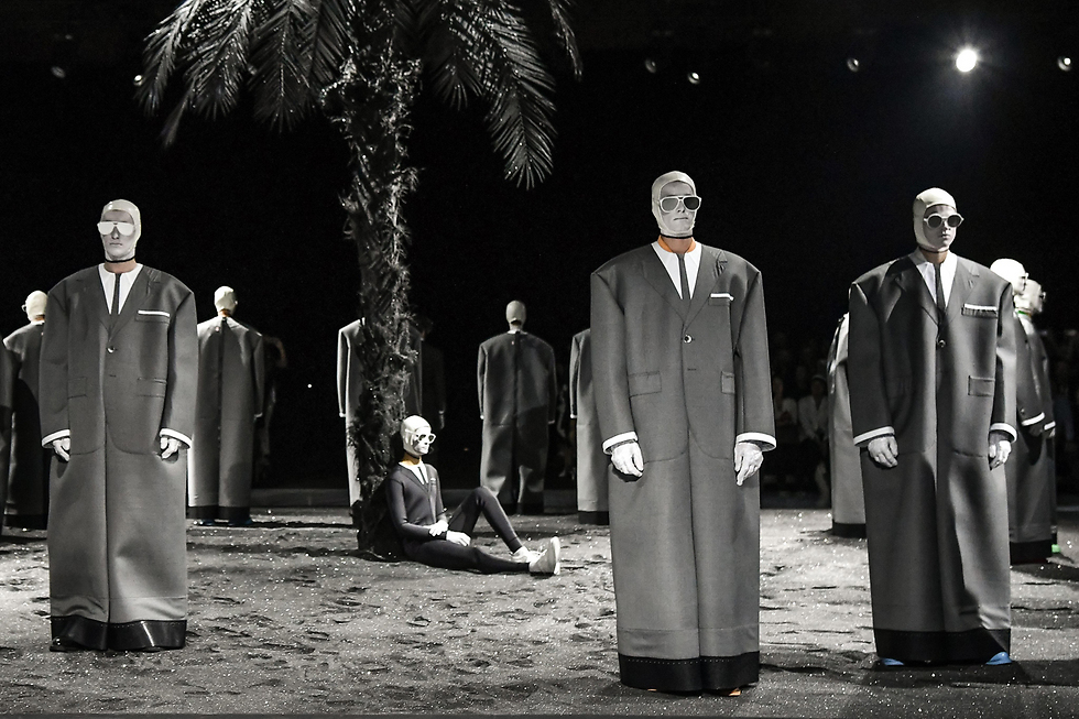 בגדים בעיצובו של תום בראון בתצוגה בשבוע האופנה בפריז (צילום: EPA) (צילום: EPA)