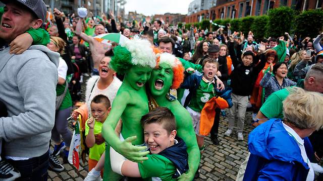 אוהדי נבחרת אירלנד חוגגים בדבלין את הצלחת הכדורגלנים שלהם ביורו 2016 (צילום: EPA) (צילום: EPA)