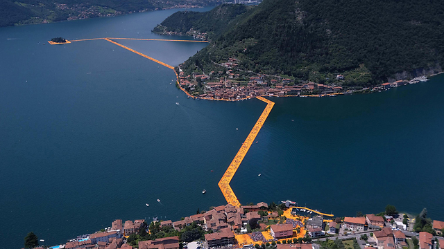 Conceptual artist Christo's 3 km walkway on water in northern Italy (Photo: EPA)