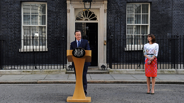 ראש ממשלת בריטניה דיוויד קמרון מכריז על התפטרותו בעקבות משאל העם שבו בניגוד לקריאתו הצביעו הבריטים בעד פרישה מהאיחוד האירופי (צילום: EPA) (צילום: EPA)