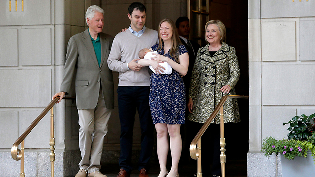 Chelsea Clinton with her newborn baby, husband and famous parents (Photo: EPA)