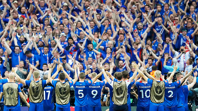 שחקני נבחרת איסלנד בכדורגל, הפתעת הענק של אליפות אירופה, חוגגים עם האוהדים שלהם את הניצחון הגדול על אוסטריה (צילום: EPA) (צילום: EPA)