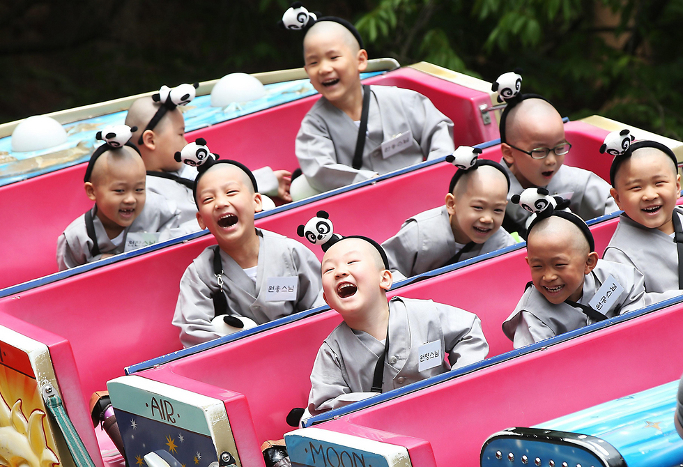 ילדים ממנזר בדרום קוריאה בפארק שעשועים בסיאול (צילום: EPA) (צילום: EPA)