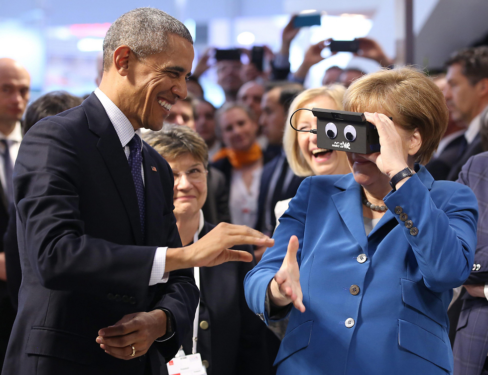 נשיא ארה"ב אובמה וקנצלרית גרמניה מרקל חוקרים משקפי מציאות מדומה בהנובר, גרמניה (צילום: EPA) (צילום: EPA)
