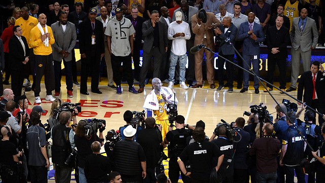 Kobe Bryant, one of the NBA's biggest stars in history, bids adieu at the end of his final game. (Photo: EPA)