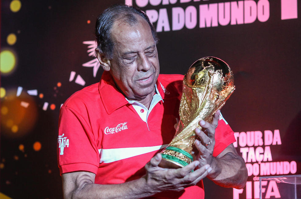 קרלוס אלברטו עם גביע העולם (צילום: EPA) (צילום: EPA)