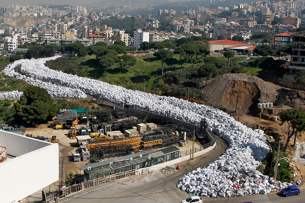 נהר זבל בפרברי ביירות, לבנון. משבר פינוי אשפה חריף תקע את הבירה הלבנונית עם הרים של שקיות אשפה ופסולת מפוזרת במשך חודשים ארוכים (צילום: EPA) (צילום: EPA)