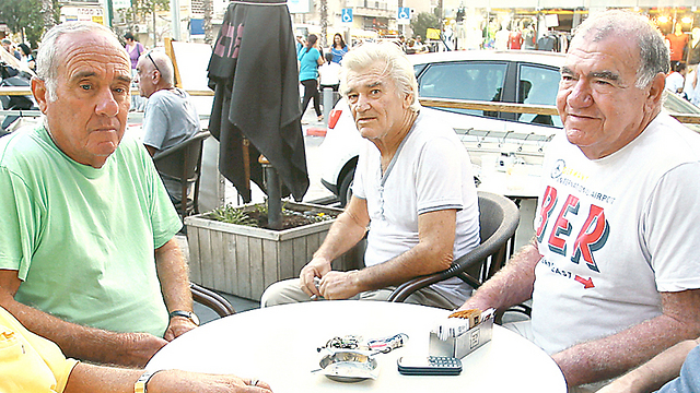 Senior citizens in Bat Yam (Photo: Shaul Golan)