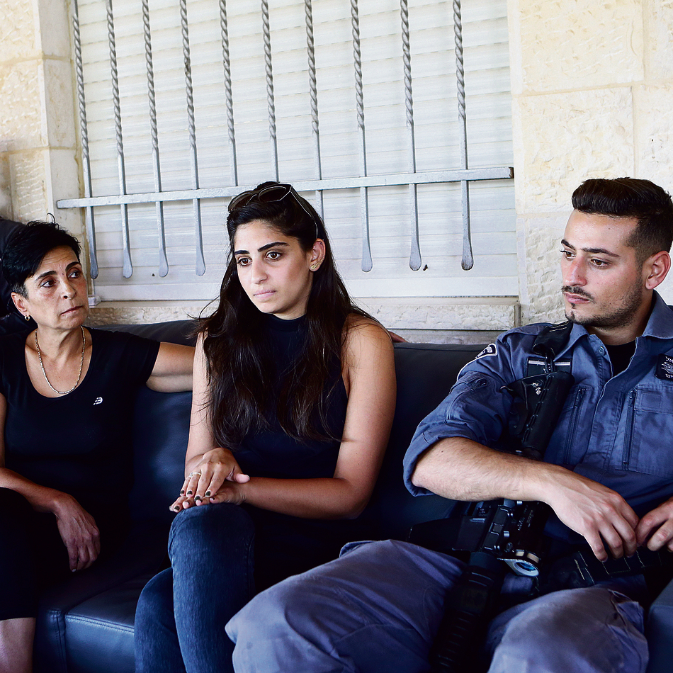 מימין: רס"ר אוראל לוי, האלמנה נוי, האם אתי והאב עוזי. מאחור, רס"מ יוסי צרפתי. האב: "עד היום החברים של יוס הם החברים שלי" מימין: רס"ר אוראל לוי, האלמנה נוי, האם אתי והאב עוזי. מאחור, רס"מ יוסי צרפתי. האב: "עד היום החברים של יוס הם החברים שלי"