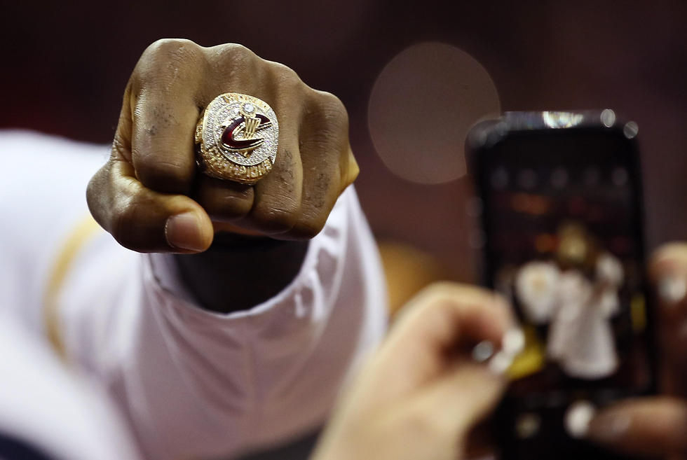 בטבעת זו. לברון מציג את התכשיט החדש (צילום: AFP) (צילום: AFP)