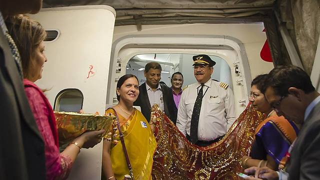 צוות אייר אינדיה בכניסה למטוס החברה (צילום: אייר אינדיה) (צילום: אייר אינדיה)
