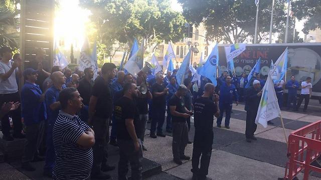 הפגנת העובדים מול העירייה (צילום: ועד העובדים) (צילום: ועד העובדים)