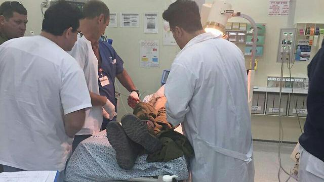 מטפלים בחייל הפצוע בבית החולים "זיו" בצפת ()
