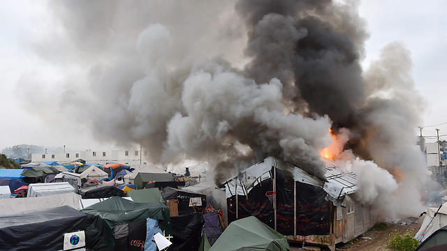 שריפה במהומות פינוי מחנה הפליטים בשנה שעברה (צילום.: AFP) (צילום.: AFP)