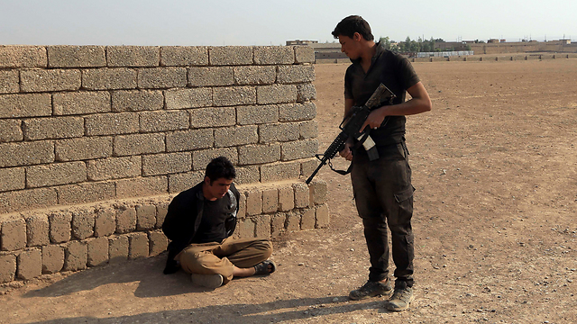 אנשי דאעש עצורים בפאתי מוסול (צילום: AP) (צילום: AP)