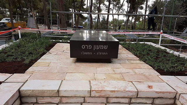 Shimon Peres Tombstone (Photo: Galit Etzion)