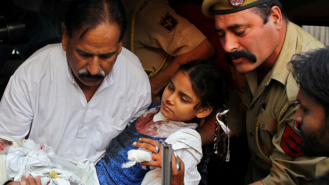 ילדה הודית שנפצעה מהפגזה בקשמיר (צילום: רויטרס) (צילום: רויטרס)
