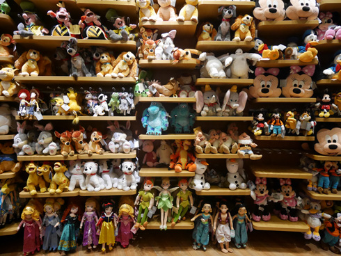 עשרות מטרים של בובות פרוותיות. החנות של דיסני בדואומו (צילום: אביב וינברגר)