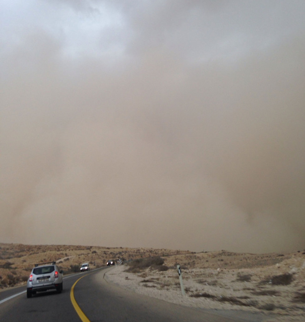 Sandstorm on the road to Mitzpe Ramon (Photo: Tali Oyzerovitch)