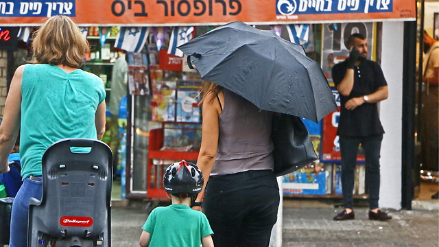 המטריות נפתחו בתל אביב (צילום: דנה קופל) (צילום: דנה קופל)