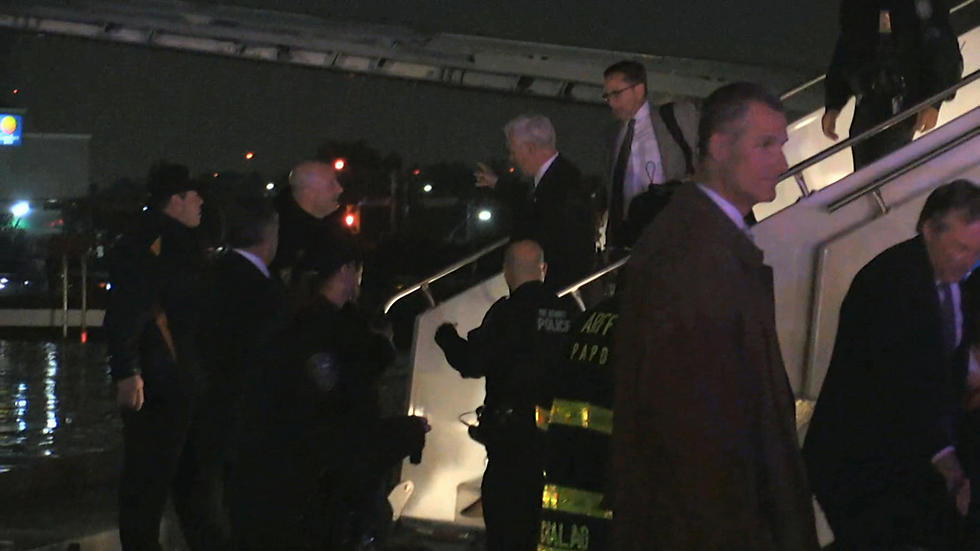 איש מ-30 הנוסעים לא נפגע. פנס יוצא מהמטוס לאחר הנחיתה (צילום: AP) (צילום: AP)