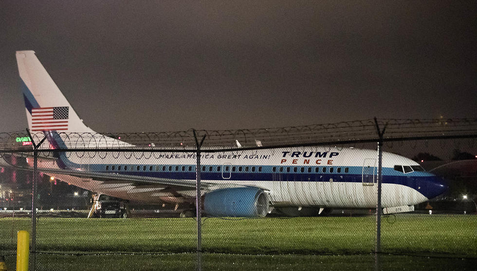 החליק מהמסלול לאחר הנחיתה. מטוסו של פנס בנמל התעופה בניו יורק (צילום: AP) (צילום: AP)