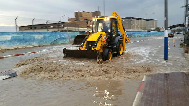Tractors struggle with the flooding (Photo: Meir Ochion)