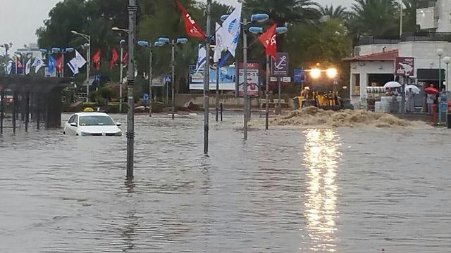 Cab enveloped by the floods (Photo: Meir Ochion)