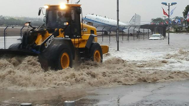 טרקטורים מנסים לפנות המים באזור שדה התעופה (צילום: מאיר אוחיון) (צילום: מאיר אוחיון)