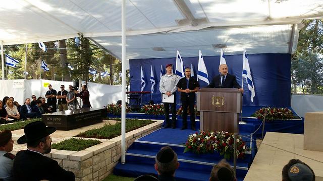 Prime Minister Netanyahu speaks at the tombstone unveiling (Photo: Eli Mendelbaum)