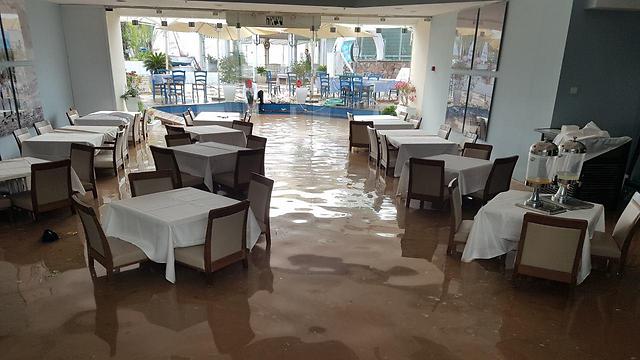 חדר האוכל המוצף במלון "אורכידיאה הריף" (צילום: עמיחי מרדכי) (צילום: עמיחי מרדכי)
