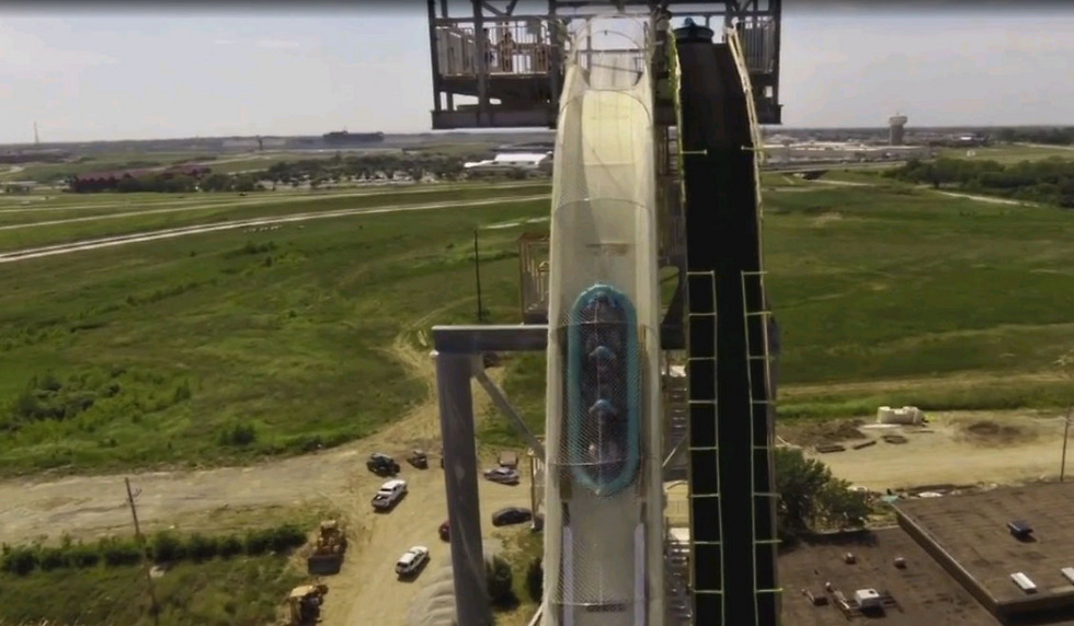 מגלשת ה"טירוף" מתנשאת לגובה של יותר מ-50 מטרים (מתוך ווידאו באתר TIME) (מתוך ווידאו באתר TIME)